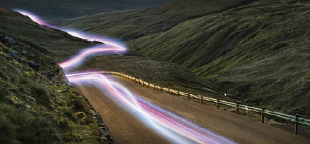 Une autoroute dans la campagne au coucher soleil